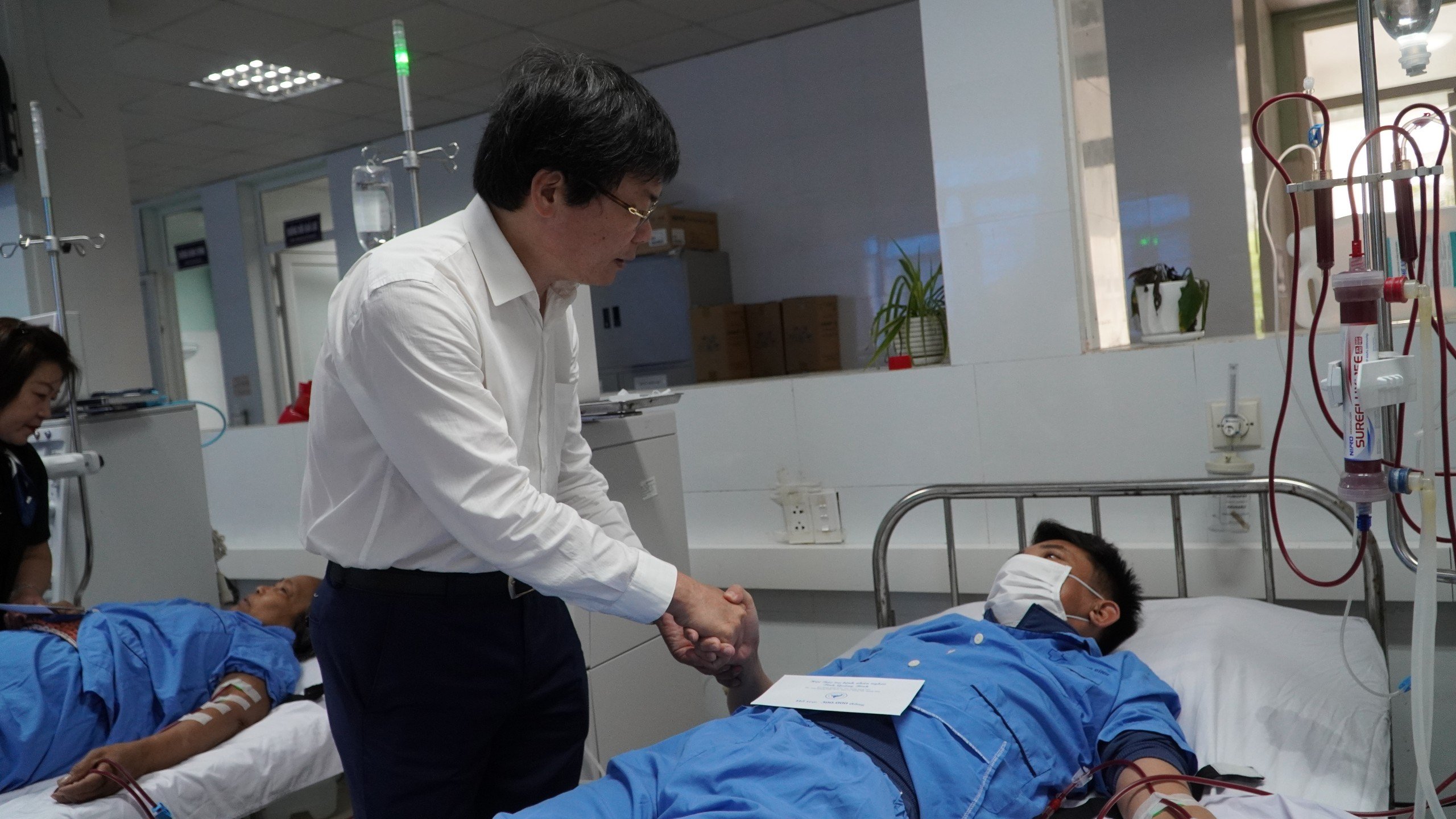 Bác_sỹ_Dương_Thanh_Bình_Giám_đốc_Sở_Y_tế_trao_quà_thăm_hỏi_động_viên_bệnh_nhân  .jpg